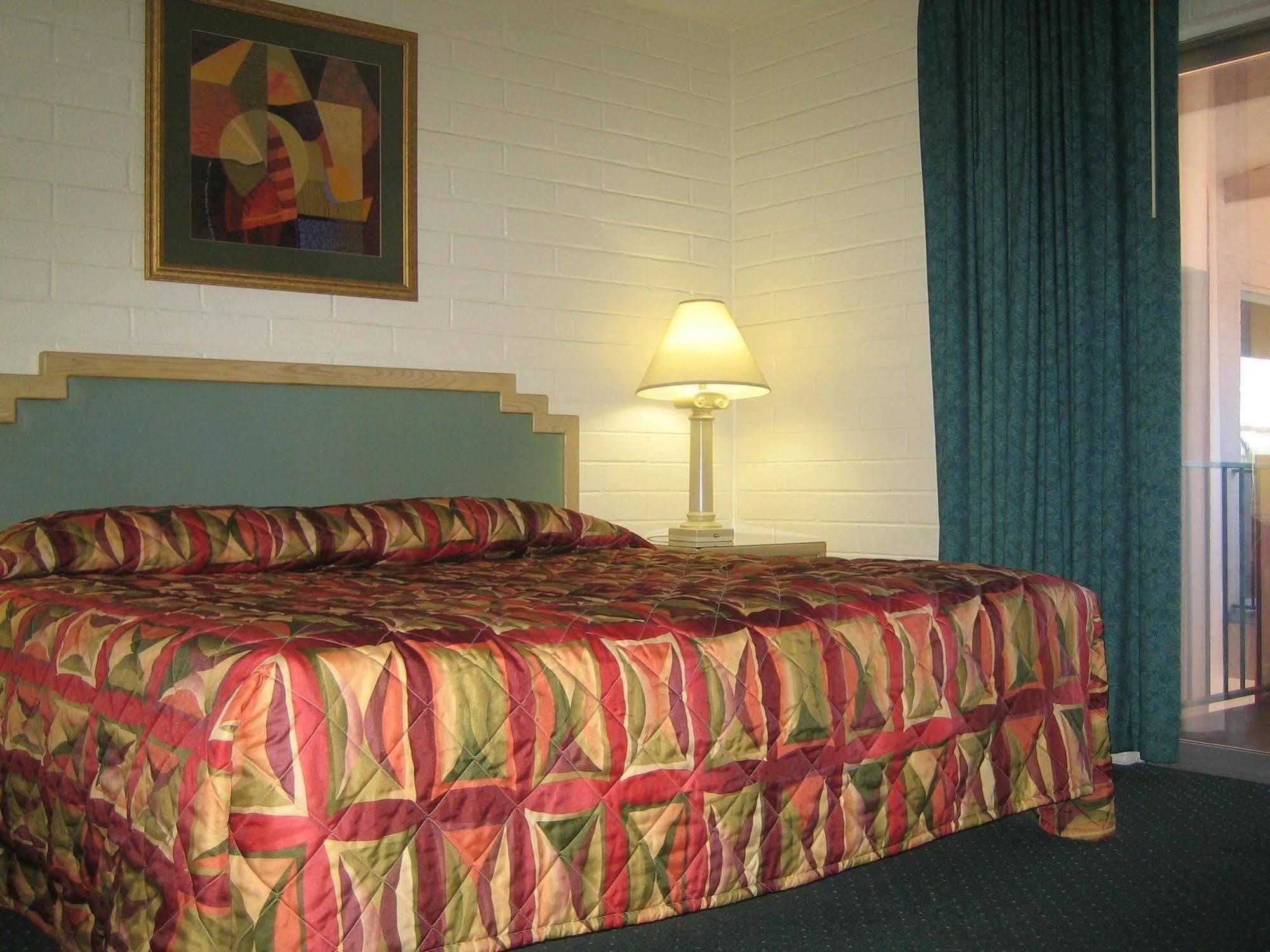 Econo Lodge Inn & Suites Yuma I-8 Room photo